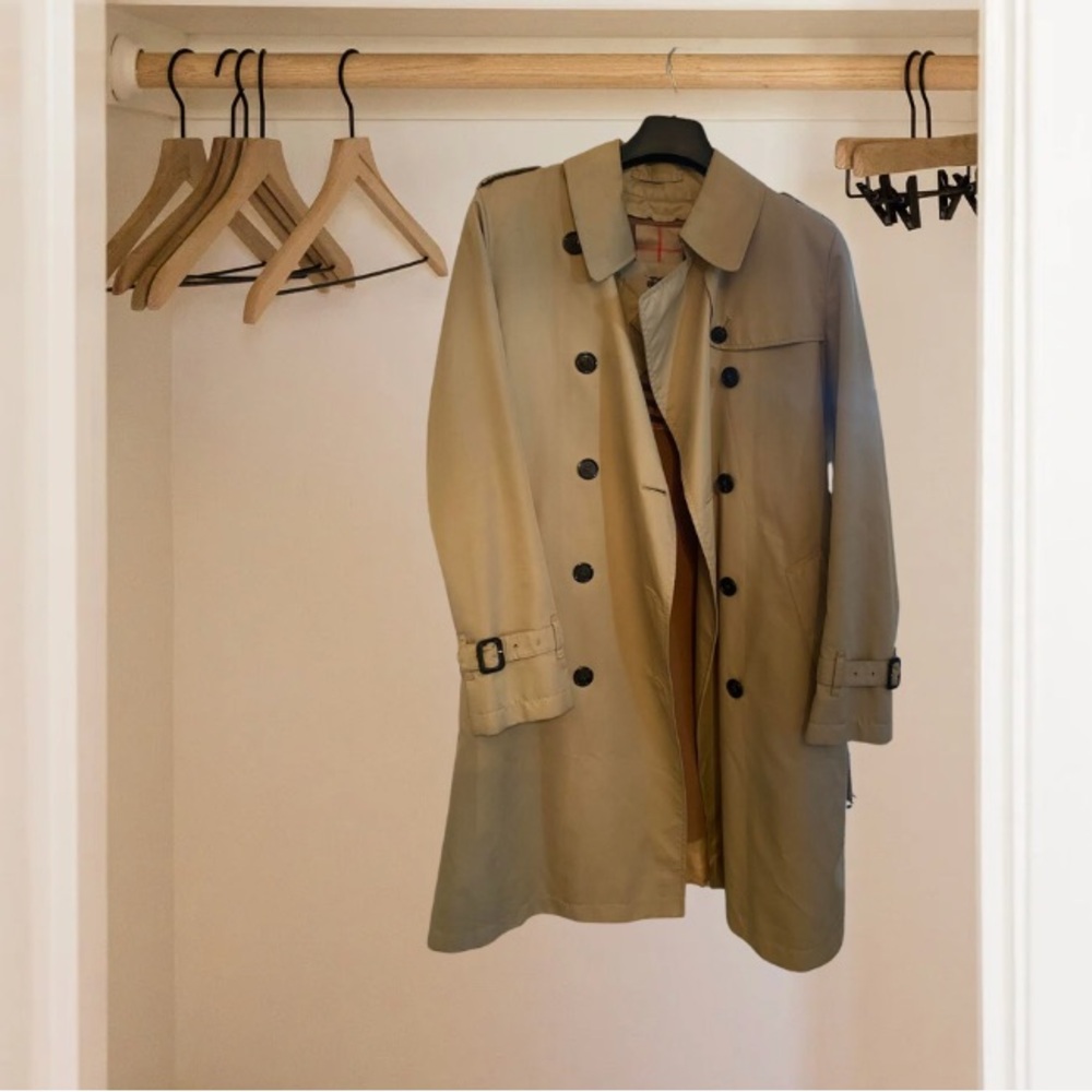 Burberry Tan Trench Coat with Classic Style and Belt